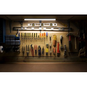 Ledvance LED-Unterbauleuchte Batten Sensor, 32cm, montiert unter Regal in Werkstatt.