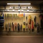 Ledvance LED-Unterbauleuchte Batten Sensor, 32cm, montiert unter Regal in Werkstatt.