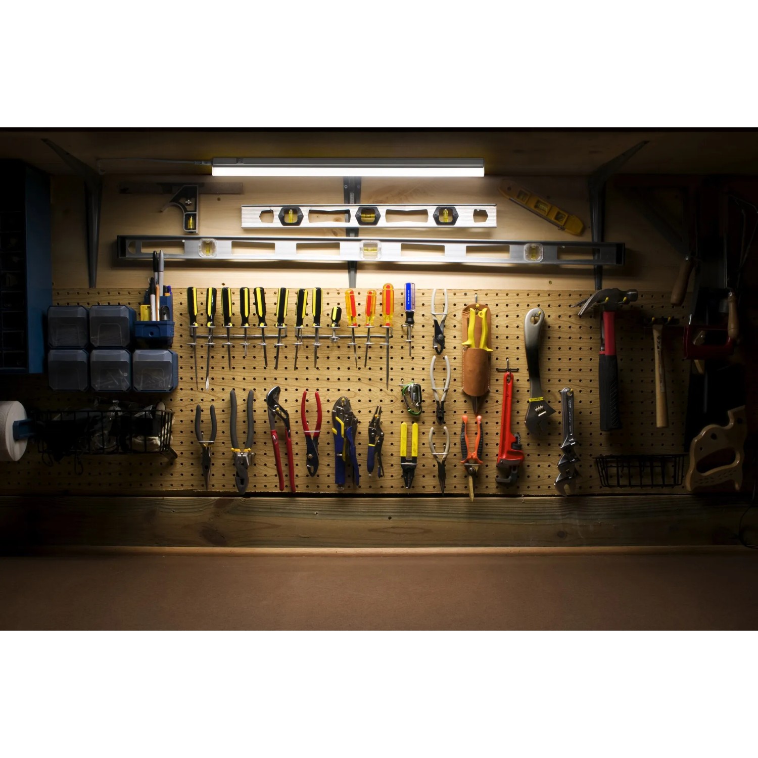 Ledvance LED-Unterbauleuchte Batten Sensor, 32cm, montiert unter Regal in Werkstatt.