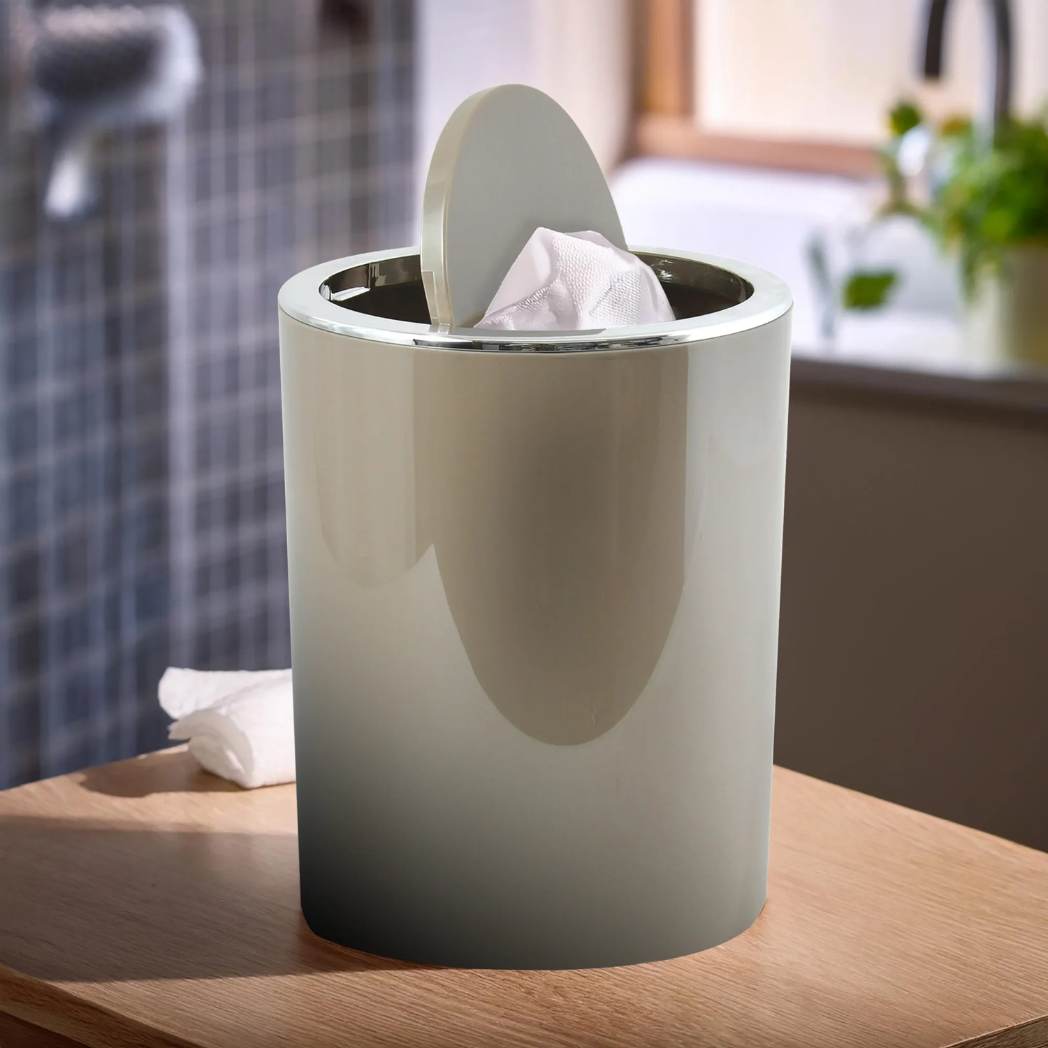 MSV Kosmetikeimer Kamaka, 6 l, Taupe, mit Schwingdeckel und glänzender Oberfläche.