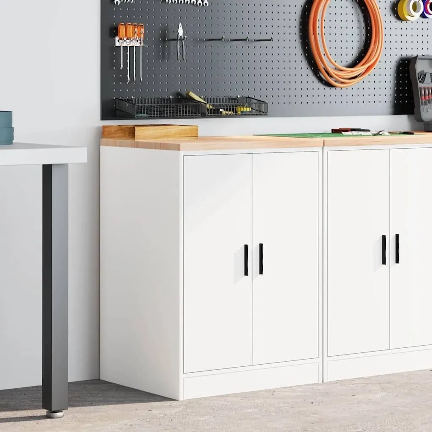 Weißer Garagen-Werkzeugschrank mit Holzarbeitsplatte, 60x51x85 cm.