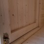 Detailansicht: Weka Holz-Gartenhaus Taro A, naturbelassen, mit Türriegel und Holzboden.