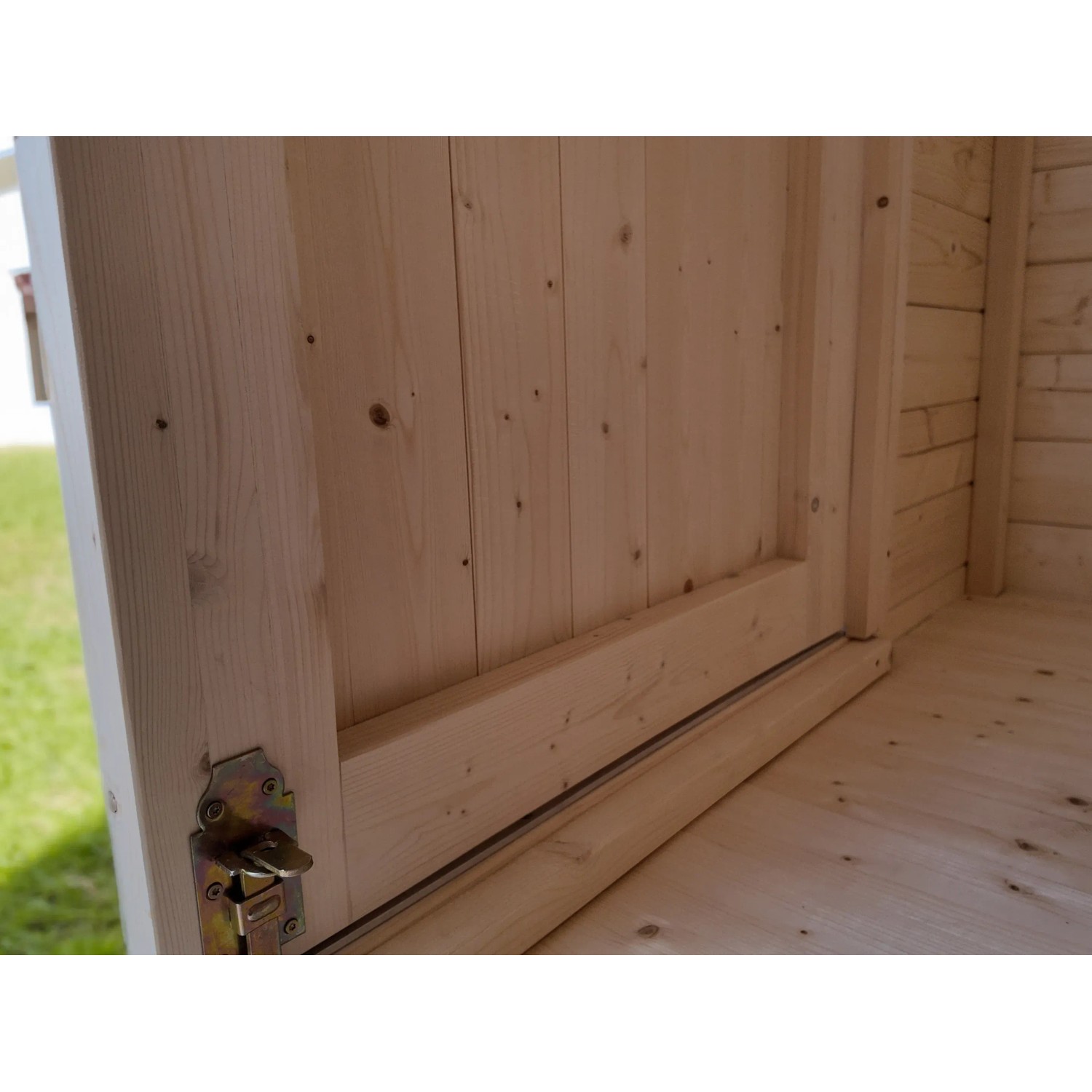 Detailansicht: Weka Holz-Gartenhaus Taro A, naturbelassen, mit Türriegel und Holzboden.