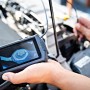 LUX Endoskopkamera im Einsatz zur Inspektion eines Automotors.