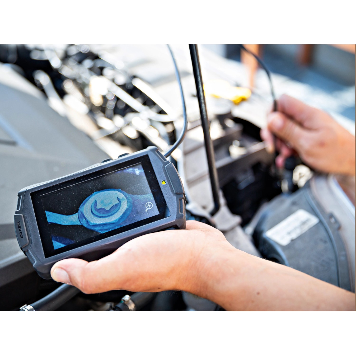 LUX Endoskopkamera im Einsatz zur Inspektion eines Automotors.