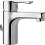 Detailaufnahme: Glänzende Armatur für baliv Handwaschbecken-Set, Chrom.