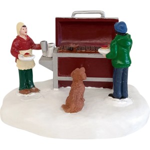 Weihnachtsdorf Figur: Grill Camping Szene mit zwei Personen, Hund und rotem Grill auf Schnee. Ideal für Weihnachtsdekoration.