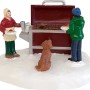 Weihnachtsdorf Figur: Grill Camping Szene mit zwei Personen, Hund und rotem Grill auf Schnee. Ideal für Weihnachtsdekoration.