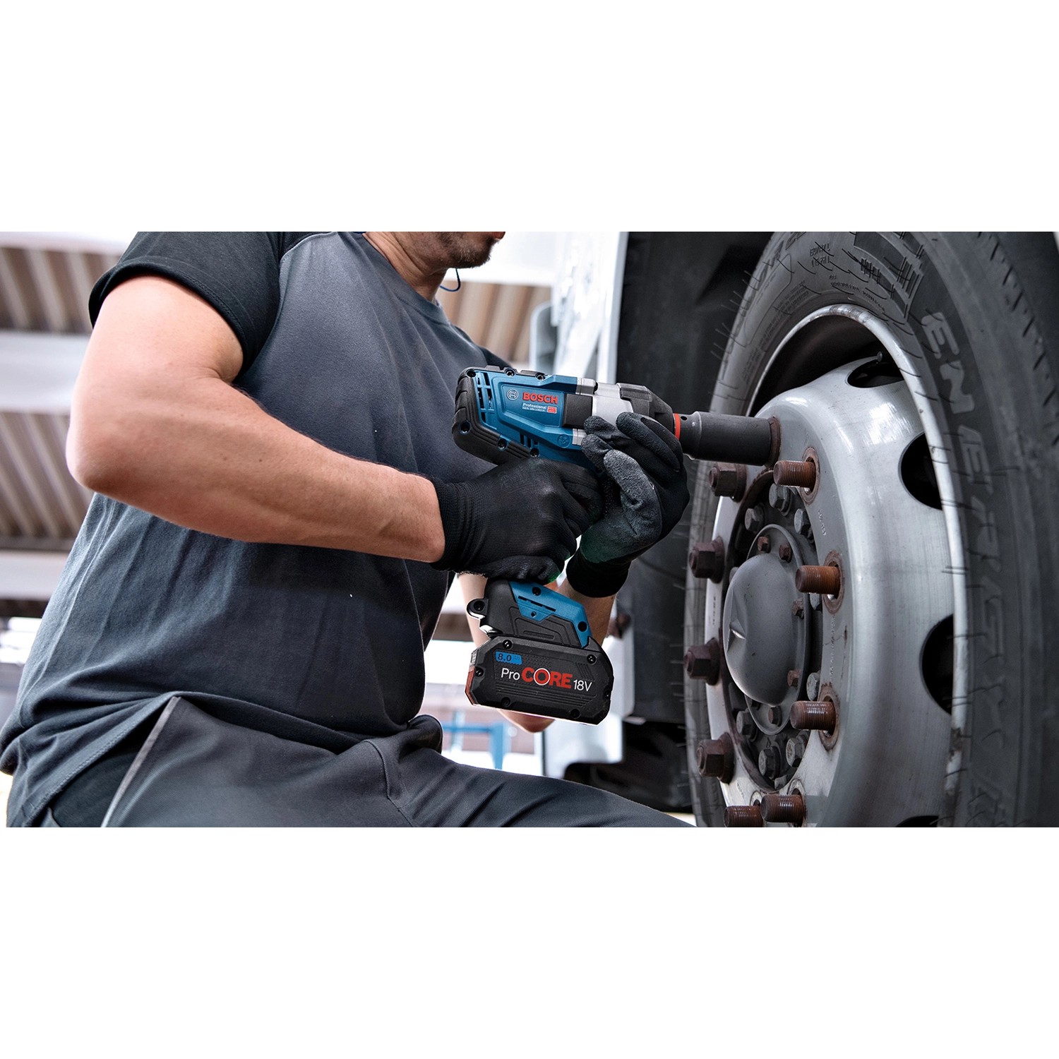 Bosch Akku-Drehschlagschrauber GDS 18V-1050 H im Einsatz an einem LKW-Rad.