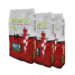 Drei Säcke Kenkou Koifutter Nr.1-Vital 5 mm 15 kg mit Koi-Motiv und Futter-Pellets.