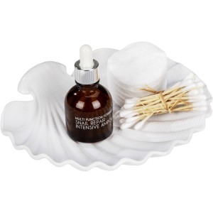 Wenko Ablage Muschel Keramik Weiß mit Kosmetikflasche, Wattepads und Wattestäbchen.