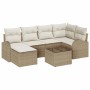 Beige-weißes 7-teiliges Garten-Sofa-Set aus Polyrattan mit Kissen.
