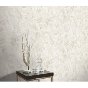 Erismann Vliestapete Elle Decoration 4 Serenade Creme mit stilisierten Blättern und goldenen Konturen.