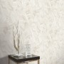 Erismann Vliestapete Elle Decoration 4 Serenade Creme mit stilisierten Blättern und goldenen Konturen.