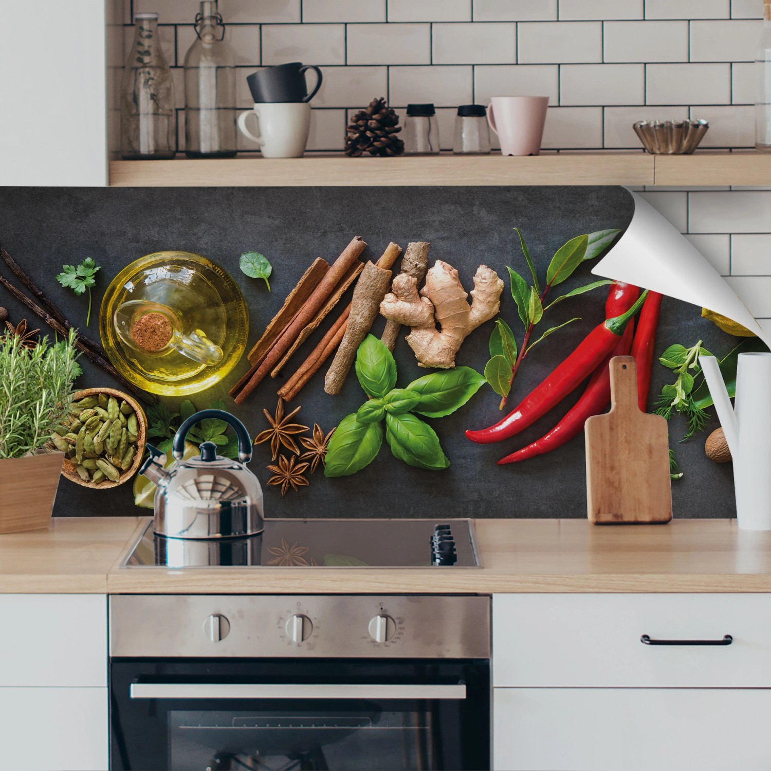 Myspotti Küchenrückwandfolie Fresh Spice mit Gewürzen auf dunklem Grund.