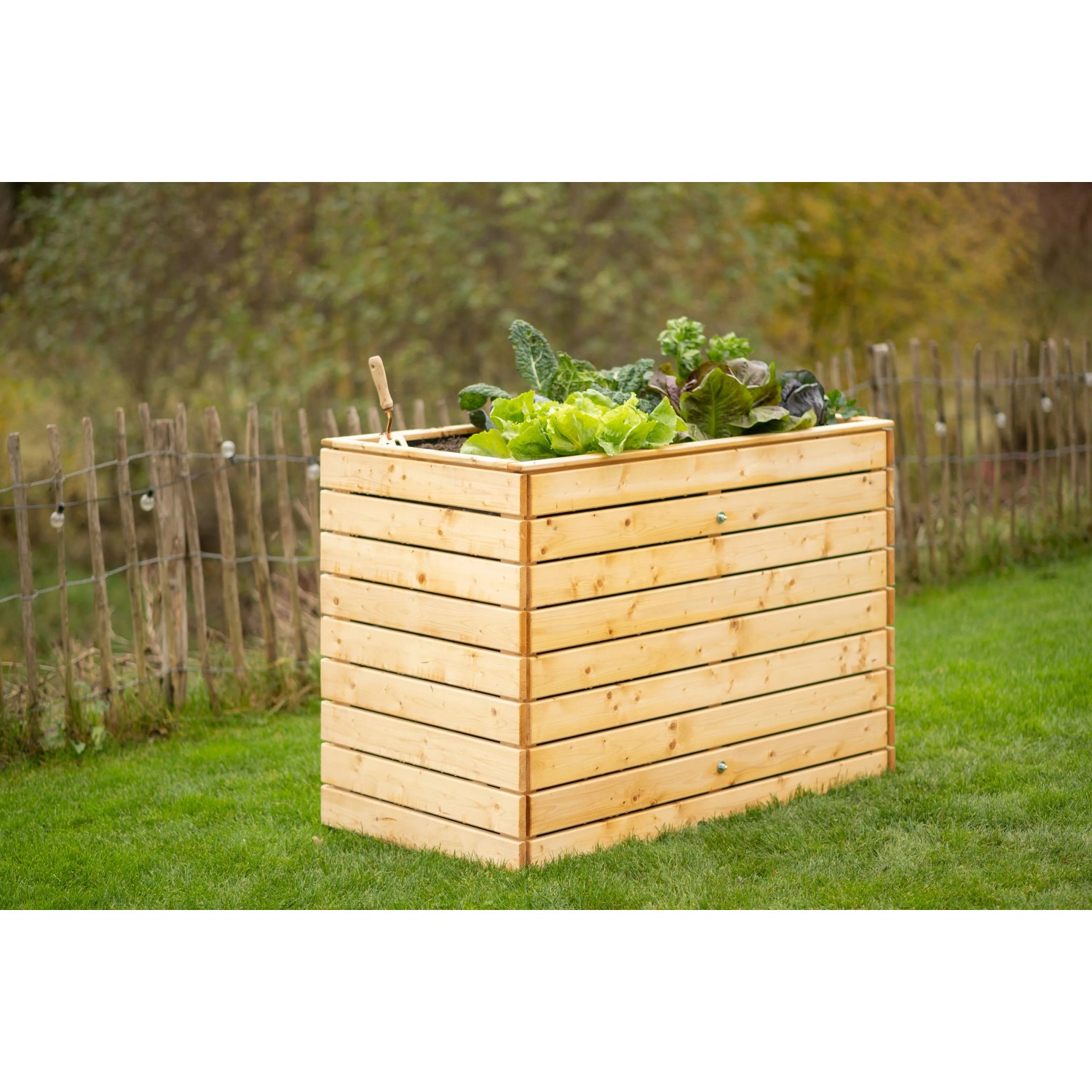 Westmann Hochbeet aus Fichte (Größe L) mit Bepflanzung im Garten.