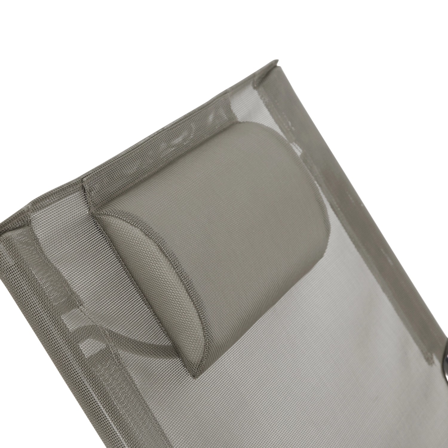 Detailaufnahme: Hellgrauer Svita Tomra Liegestuhl mit Kopfkissen, Gartenmöbel.