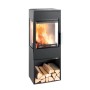 Schwarzer Haas+Sohn Kaminofen (6 kW) mit Holzfach und brennendem Feuer.