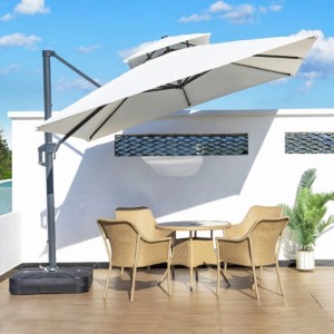 Weißer 360Home Ampelschirm 250 cm mit Doppeldach auf Terrasse, drehbar & neigbar, für Garten & Balkon.