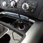 Doppelsteckdose 12V mit USB im Auto, zum Laden von Geräten.