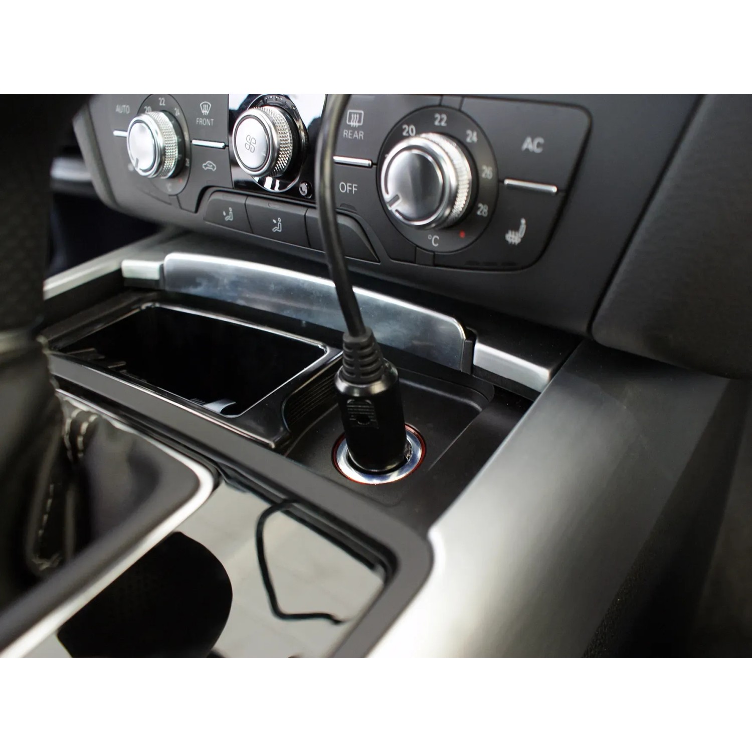 Doppelsteckdose 12V mit USB im Auto, zum Laden von Geräten.