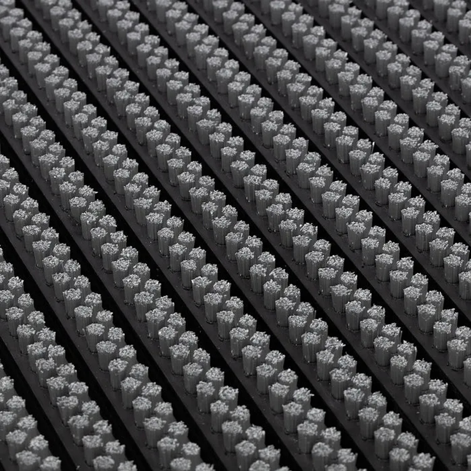 Graue Karat Fußmatte Power Brush 40x60 cm mit Bürsten für Innen und Außen.