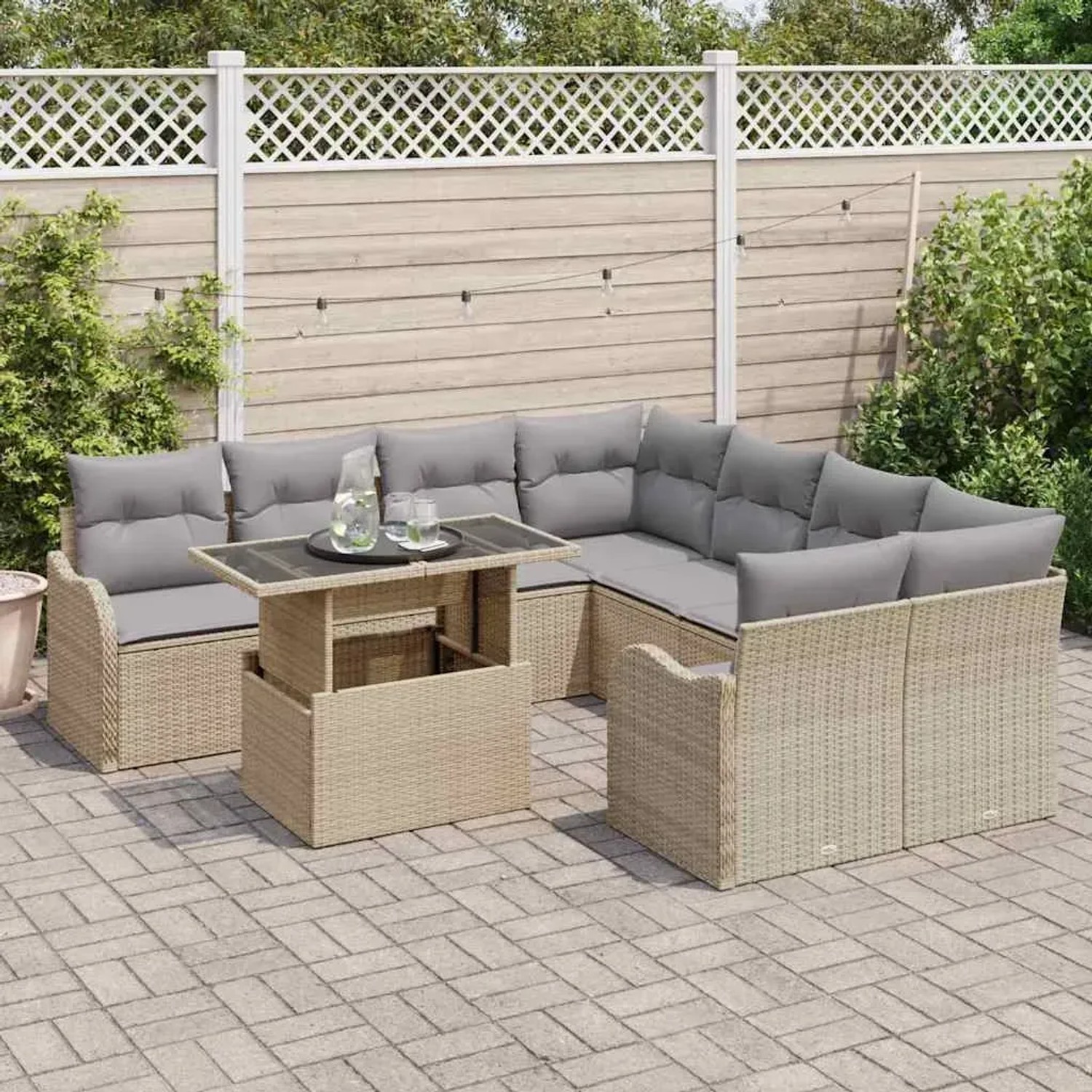 Beiges 9-teiliges vidaXL Garten-Sofa-Set aus Poly Rattan mit Tisch und grauen Kissen.