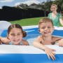 Family Pool Fun: Aufblasbarer Pool mit Kindern und Mutter im Garten.