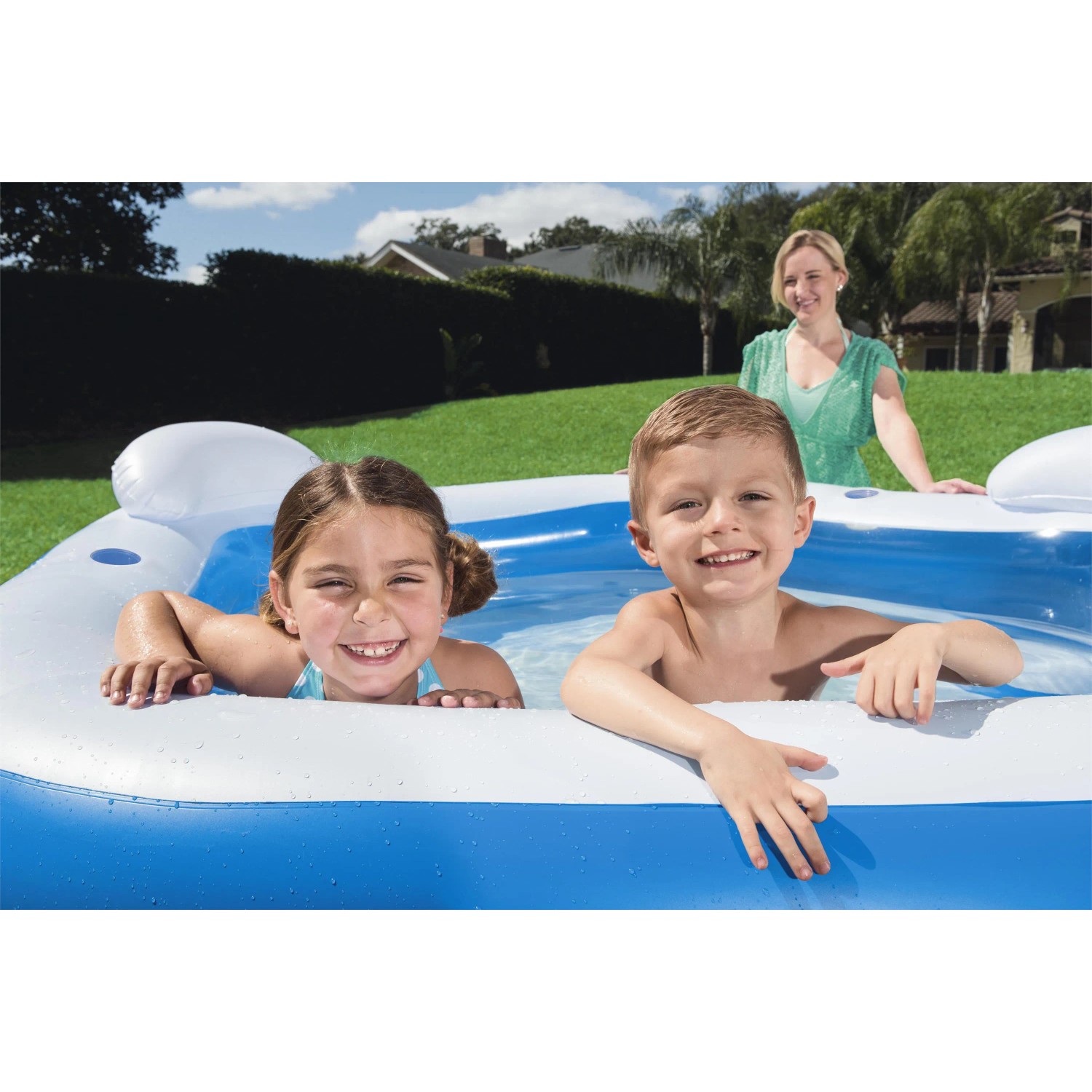 Family Pool Fun: Aufblasbarer Pool mit Kindern und Mutter im Garten.