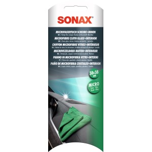 Sonax Microfasertuch für Scheibe und Innenraum, grünes Tuch auf Auto.
