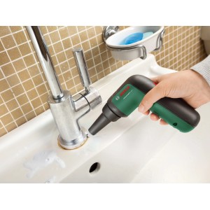 Bosch Akku-Bürste Universal Brush im Einsatz zur Reinigung einer Armatur im Badezimmer.