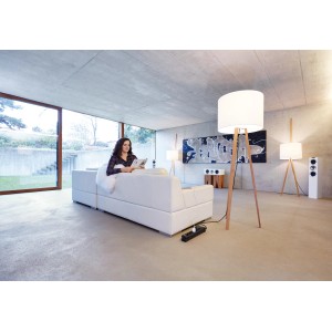 Schwarze Brennenstuhl Premium-Line Steckdosenleiste 8-fach im Wohnraum mit Lampe und Sofa.