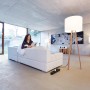 Schwarze Brennenstuhl Premium-Line Steckdosenleiste 8-fach im Wohnraum mit Lampe und Sofa.
