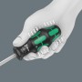 Wera Kraftform Kompakt 27 Magazin-Schraubendreher mit 6 Bits im Einsatz, ergonomischer Griff.