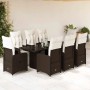 9-teiliges Garten-Bistro-Set aus braunem Rattan mit Tisch, Stühlen und cremefarbenen Kissen.