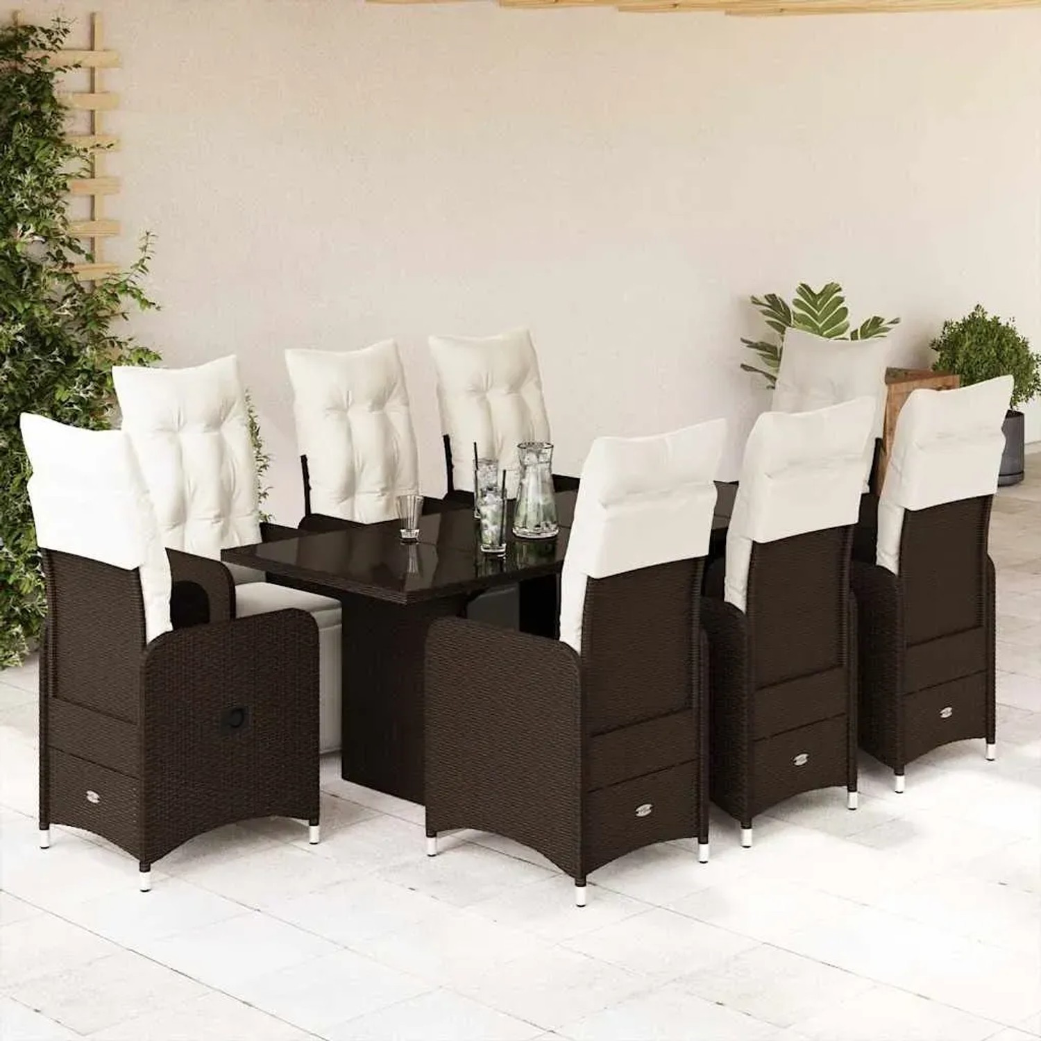 9-teiliges Garten-Bistro-Set aus braunem Rattan mit Tisch, Stühlen und cremefarbenen Kissen.