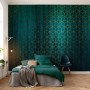 Komar Vlies Fototapete Mystique Vert, 400x280 cm, mit geometrischem Muster in Gold auf Grün im Schlafzimmer.