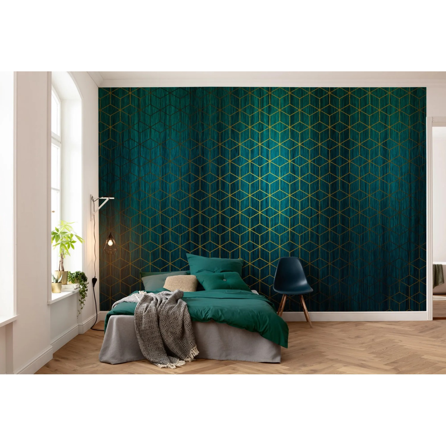 Komar Vlies Fototapete Mystique Vert, 400x280 cm, mit geometrischem Muster in Gold auf Grün im Schlafzimmer.