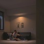 Wohnzimmer mit Philips Hue Milliskin LED-Einbauspot, der warmes Licht spendet.