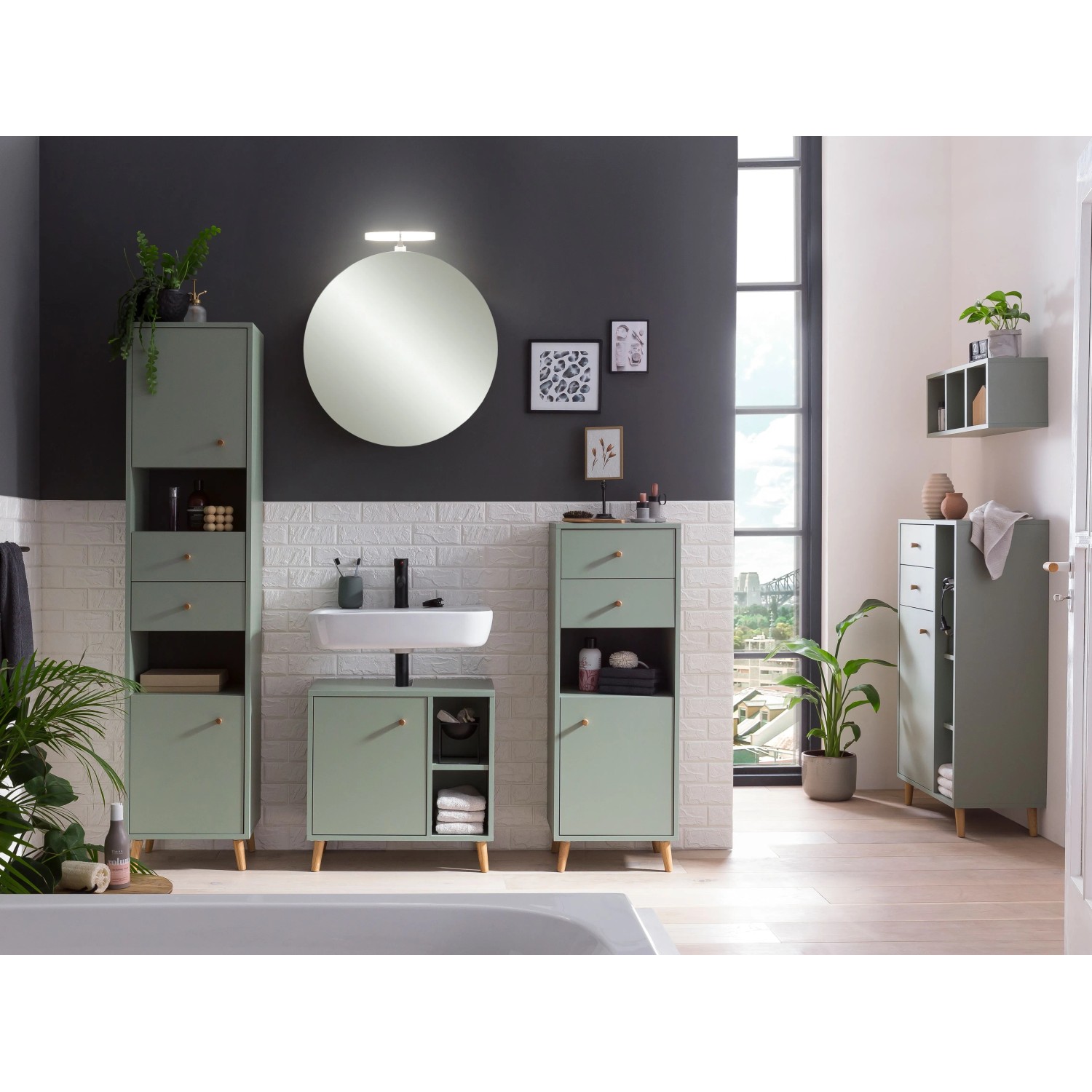 Badezimmer-Set Bjarne in Pistazie mit Hakenpaneel, Spiegelschrank, Waschbeckenunterschrank und Hochschrank.