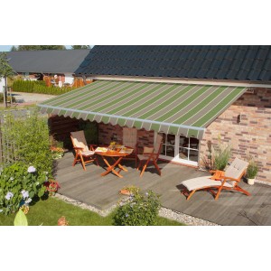 Spettmann Gelenkarmmarkise, 400x300 cm, grün-beige gestreift, über einer Terrasse mit Gartenmöbeln.
