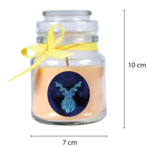 Duftkerze im Glas mit Sternzeichen Steinbock und Vanilleduft, verziert mit gelbem Band.
