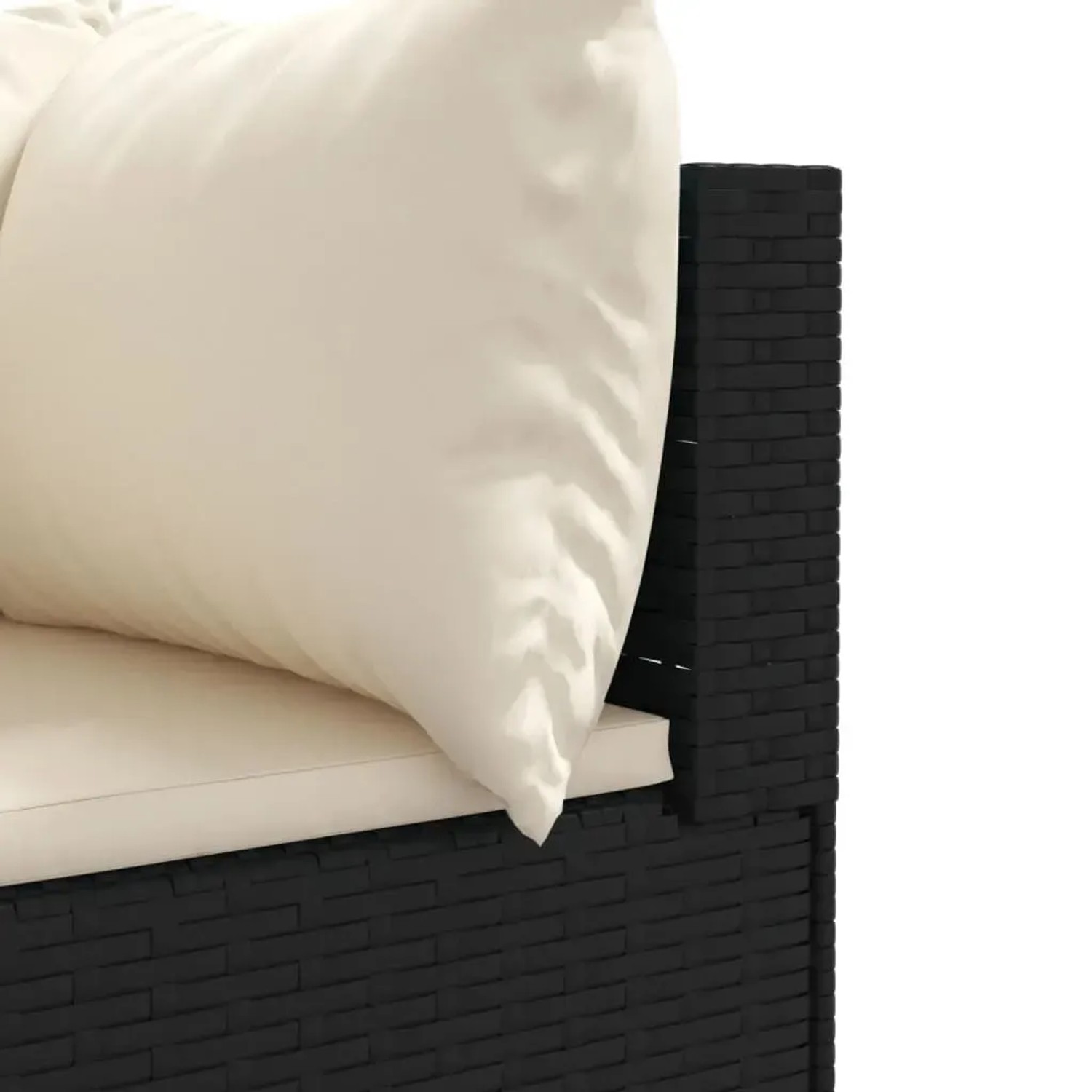 Detailansicht: Schwarzes vidaXL Garten-Lounge-Set aus Rattan mit cremefarbenen Kissen.