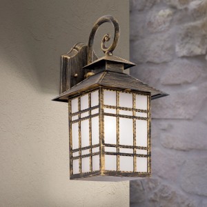 Klassische Orion Außen Wandleuchte in Patina-Optik mit satiniertem Glas, Laternenform, für Garten und Terrasse.