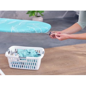 Leifheit Bügeltischbezug Thermo Reflect M, türkis mit Federmuster, wird auf Bügeltisch befestigt.