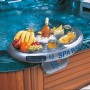 Planet Spa Bar Getränkehalter schwimmend im Whirlpool mit Getränken und Snacks.