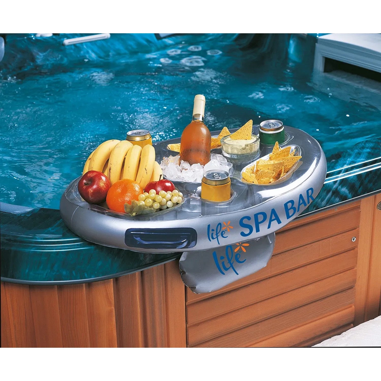 Planet Spa Bar Getränkehalter schwimmend im Whirlpool mit Getränken und Snacks.