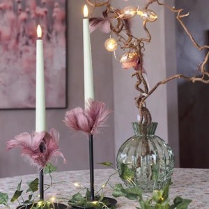 Grüne LED Stabkerzen FLAMME CANDY im 2er Set mit warmweißer 3D Flamme und Timer. Aus Kunststoff.