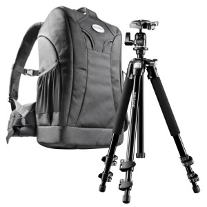 Dunkelgrauer Mantona Trekking Fotorucksack und schwarzes Mantona Scout Aluminium-Stativ mit Kugelkopf.