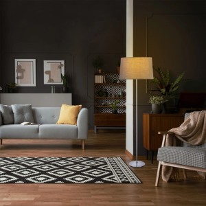 Elegante Relaxdays Stehlampe mit grauem Stoffschirm und silbernem Fuß im Wohnzimmer. Schafft stimmungsvolles Licht.